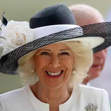 Γιατί η βασίλισσα Καμίλα δε φόρεσε τιάρα στον γάμο της με τον βασιλιά Κάρολο;