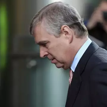 Η απόλυτη πτώση του Αndrew! Ξυπνάει αργά, παίζει βιντεοπαιχνίδια, βλέπει πολεμικές ταινίες και αγώνες γκολφ