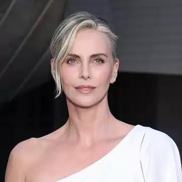 Charlize Theron | Πώς αισθάνεται που σύντομα θα γίνει 50 ετών