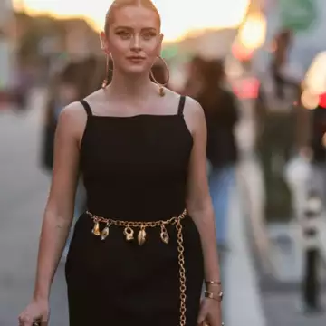 Πώς να φορέσετε ένα μαύρο φόρεμα το καλοκαίρι