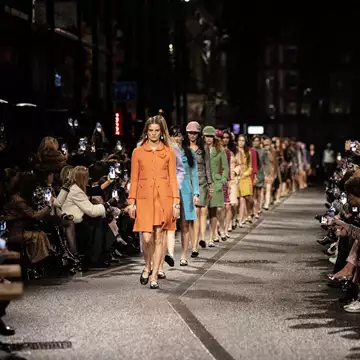 H Métiers d’art 2023/24 της Chanel είναι μια ωδή στο tweed και τη βρετανικότητα