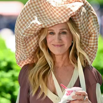 "Το ήθελα στο κεφάλι μου" | Η Sarah Jessica Parker υπερασπίζεται το viral καπέλο της Carrie Bradshaw
