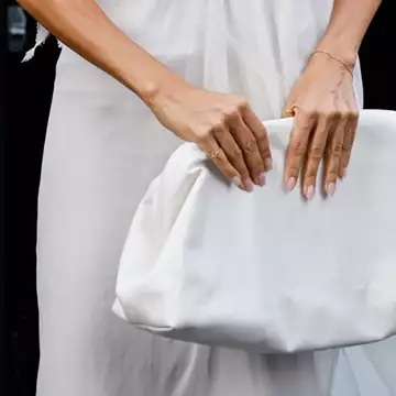 Pantone Cloud Dancer | 4 μανικιούρ που απογειώνουν το πιο "ακριβό" χρώμα του 2026