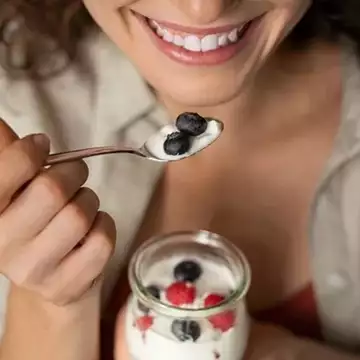 Αυτές είναι οι τροφές που μας βοηθούν να μεγαλώνουμε όμορφα, σύμφωνα με νέα έρευνα