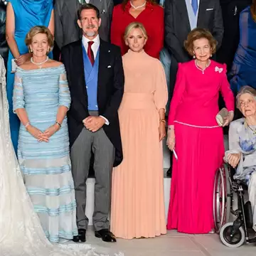 Βασίλισσα Σοφία | Ο σχεδιαστής που υπογράφει το φούξια φόρεμα που έβαλε στον γάμο της Θεοδώρας