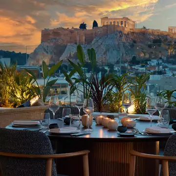 WHISPERS | Το νέο rooftop restaurant bar με θέα στην Ακρόπολη