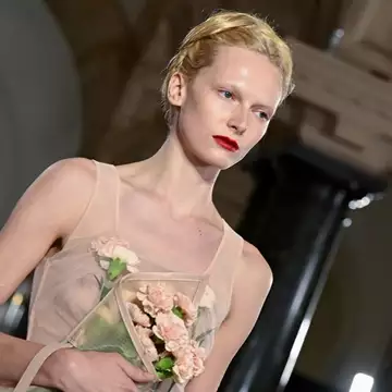 LFW SS25 | Οι κυριότερες τάσεις ομορφιάς που παρουσιάστηκαν στο catwalk