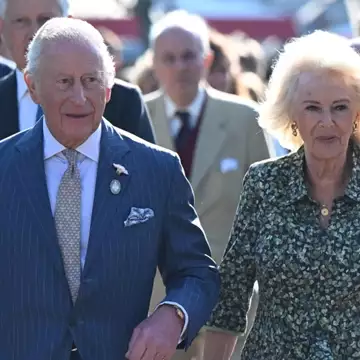 Ο βασιλιάς Κάρολος πυροδοτεί εικασίες αφού εντοπίστηκε να χρησιμοποιεί μπαστούνι για να περπατήσει