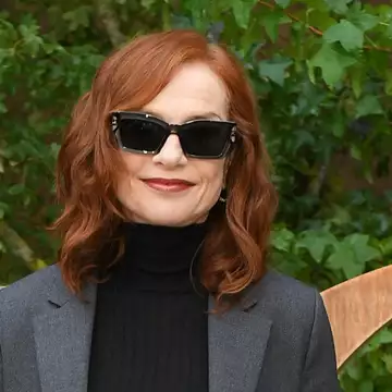 Το άκρως κολακευτικό κούρεμα που επιλέγουν διαρκώς οι πιο κομψές Γαλλίδες άνω των 50