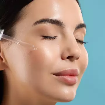 7 serums που εγγυημένα μειώνουν τις ρυτίδες και τις καφέ κηλίδες