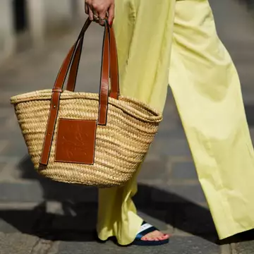 Οι Instagram- favourite τσάντες παραλίας του φετινού καλοκαιριού