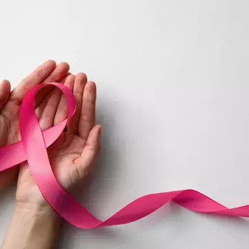 Η Estée Lauder Companies συνεχίζει δυναμικά τη δράση της ενάντια στον καρκίνο του μαστού
