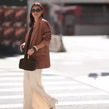 Οι σοκολατί σουέτ τσάντες που θα αναβαθμίσουν τα φθινοπωρινά σας outfits