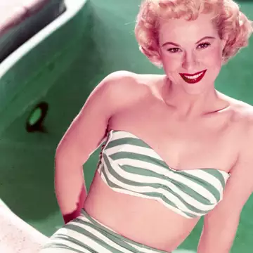 Τα μαγιό με ρίγες είναι αυτά που αξίζει να φορέσετε φέτος