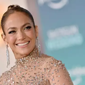 Η Jennifer Lopez σε σκάφος με το ολόσωμο μαγιό που αγαπούν όλες οι celebrities