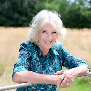 Η βασίλισσα Καμίλα στον κήπο του σπιτιού της | Το κλικ για τα γενέθλιά της