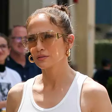 Η Jennifer Lopez έβαψε τα νύχια της στην it απόχρωση του καλοκαιριού