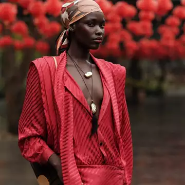 From the Magazine | Η γαλήνη και η αισθητική της Ανατολής εμπέουν τα κομμάτια του καλοκαιριού