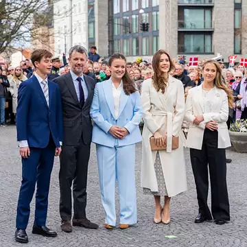 Τα δίδυμα παιδιά του Frederick και της Mary της Δανίας στο πρώτο επίσημο πορτρέτο τους