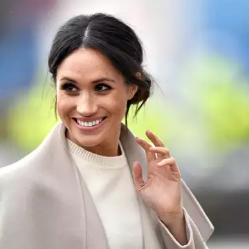 Meghan Markle | Με αποκαλυπτικό κόκκινο φόρεμα Carolina Herrera στο gala του νοσοκομείου παίδων