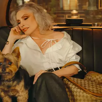 Η Nan Goldin φωτογραφίζει τη Debbie Harry στη νέα καμπάνια του Gucci