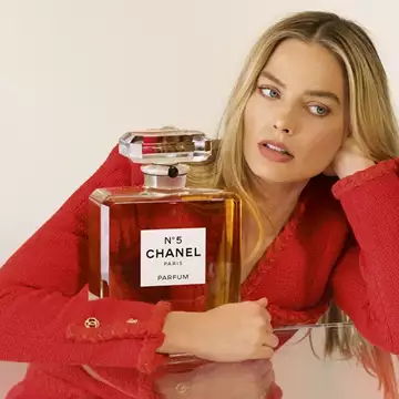 Η Margot Robbie είναι το νέο πρόσωπο του εμβληματικού Chanel No 5
