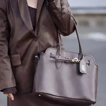 Το παλτό που θα βρείτε στις εκπτώσεις της Massimo Dutti έχει το διαχρονικό μοτίβο που δεν πρέπει να λείπει από τη συλλογή σας