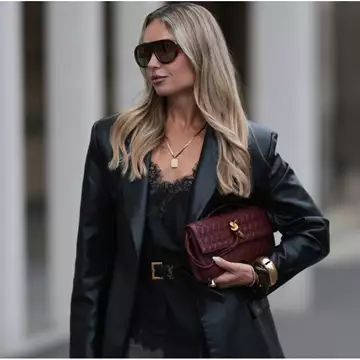 Οι μπορντό τσάντες είναι το chic αξεσουάρ των γιορτών | Οι καλύτερες επιλογές