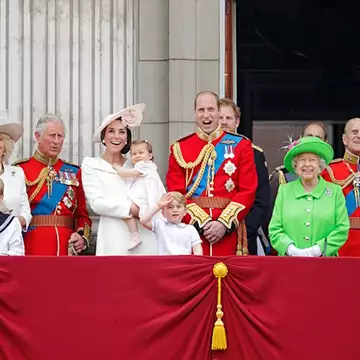 Ποια επαναστάτρια και μέλος των Windsor έσπασε τους περισσότερους royal κανόνες με το νυφικό της;