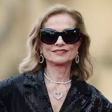 H Isabelle Huppert με το χτένισμα που ανορθώνει τα ζυγωματικά