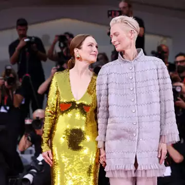 81ο Φεστιβάλ Βενετίας | Η Julianne Moore και η Tilda Swinton υμνούν τη γυναικεία φιλία στο κόκκινο χαλί
