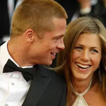 Ο Brad Pitt μπερδεύει τους θαυμαστές του με μια εντυπωσιακή χειρονομία προς την Jennifer Aniston