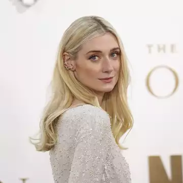 To εκθαμβωτικό Dior look της Elizabeth Debicki στο gala για το φινάλε του The Crown