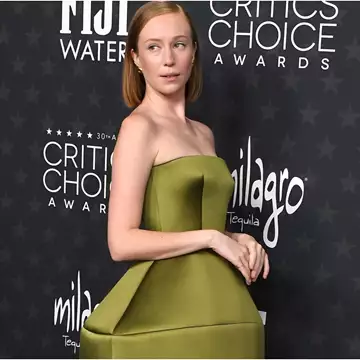 Τα μυστικά της viral Louis Vuitton δημιουργίας στα Critics' Choice Awards
