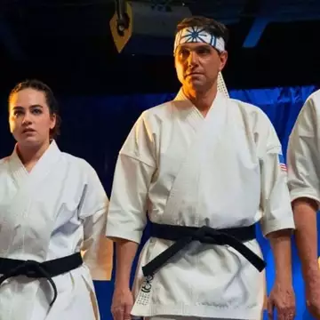 Οι 10 σειρές που βλέπουν όλοι τώρα στο Netflix