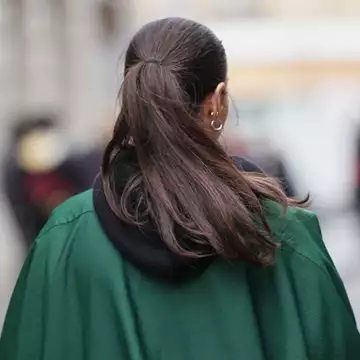 Λεπτή αλογοουρά; Το εύκολο trick με τα δύο λαστιχάκια που διπλασιάζει τον όγκο των μαλλιών σας