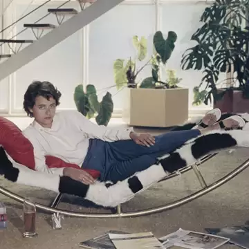 Εμβληματικό στα σπίτια του '70, αυτό το ρετρό πρακτικό έπιπλο, επιστρέφει στα σαλόνια το 2026