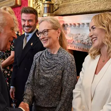 29 χρόνια μετά, η Kate Winslet θυμάται την ντροπιαστική στιγμή της σε συνάντηση με τον βασιλιά Κάρολο