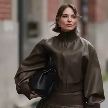 Bambi Brunette | Αυτή είναι η cozy απόχρωση μαλλιών που επικρατεί το φετινό φθινόπωρο