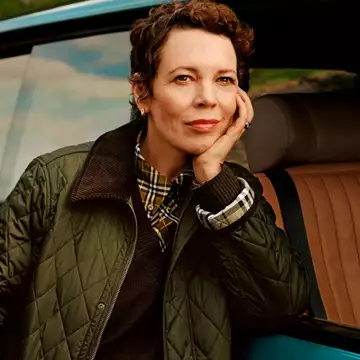 Η νέα καμπάνια της Burberry με την Olivia Colman και την Cara Delevingne