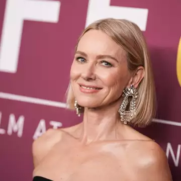 Η Naomi Watts και η 16χρονη τρανς κόρη της Kai κλέβουν την παράσταση με ασορτί glam σύνολα