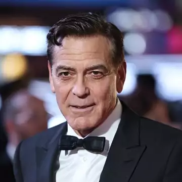 O George Clooney ετοιμάζεται να ξυρίσει το κεφάλι του