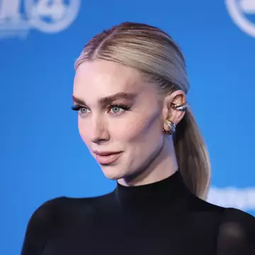 Low Ponytail | Το ανεπιτήδευτο χτένισμα της Vanessa Kirby είναι ό,τι πιο δροσερό για το καλοκαίρι