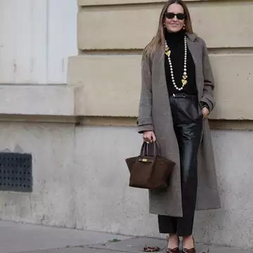 Οι 6 σουέτ τσάντες που θα αναβαθμίσουν το χειμερινό στιλ σας