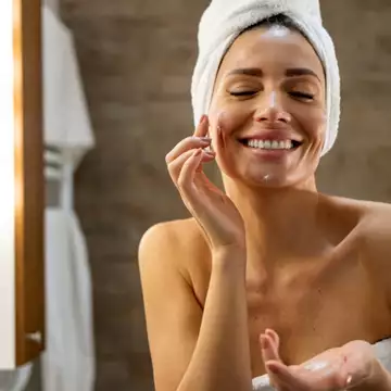 Πώς να εφαρμόσετε σωστά τα θαυματουργά self-tanning προϊόντα