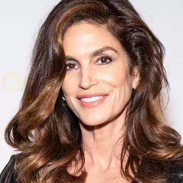 Το χρώμα μαλλιών που κάνει κάθε γυναίκα να δείχνει 10 χρόνια νεότερη