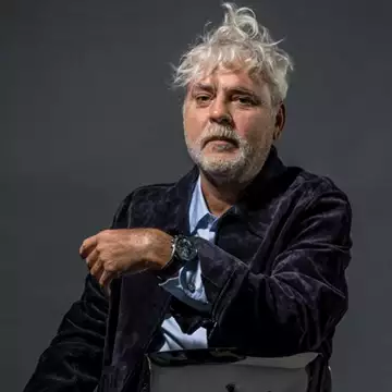 Ο Νίκος Καραθάνος στο Harper's Bazaar: "Δε χρειάζεται να είσαι κανένας φοβερός γίγαντας για να διαβείς τη ζωή"