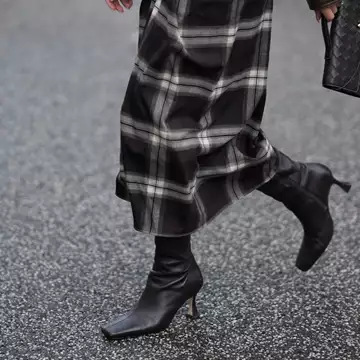 Αυτά τα μαύρα μποτάκια έχουν το ιδανικό τακούνι για κομψές εμφανίσεις από το πρωί ως το βράδυ