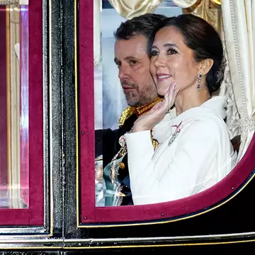 Queen of Chic | Το λευκό φόρεμα της Mary της Δανίας και οι συμβολισμοί