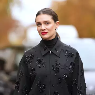 Lifting σε μπουκάλι | Αυτός ο ορός δρα σαν "ένεση κολλαγόνου" για την αντιγήρανση του προσώπου σας